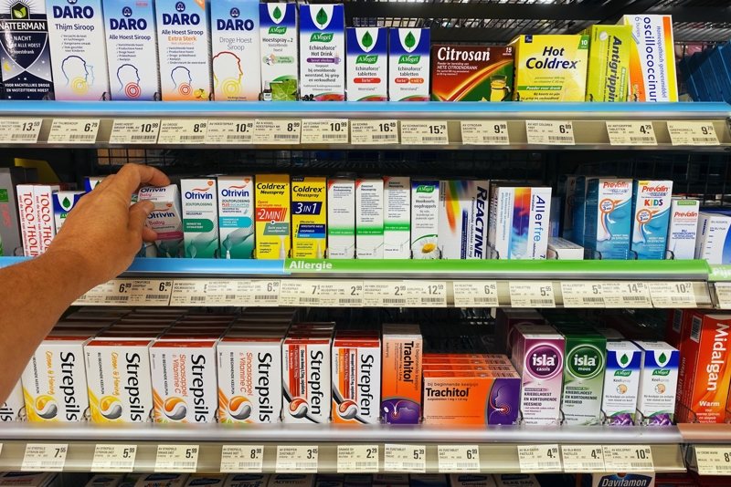 Drogist Medicijnen Schap Tabletten Shutterstock 2240036723