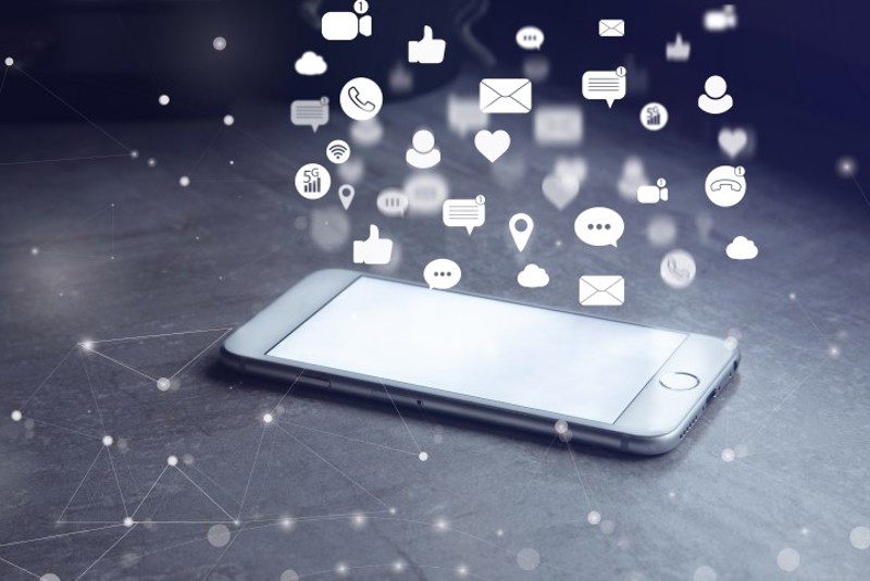 Social Media Mobiel Telefoon Shutterstock 1311390356 (1)