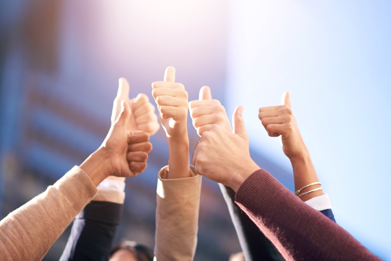 Duimen Hoog Werkgeluk Team Medewerkers Shutterstock 2535110763